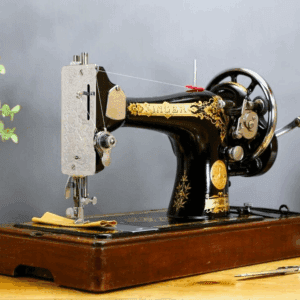 Beautiful 1937 Singer 28k Vibrating Shuttle Hand Crank Sewing Machine + Case